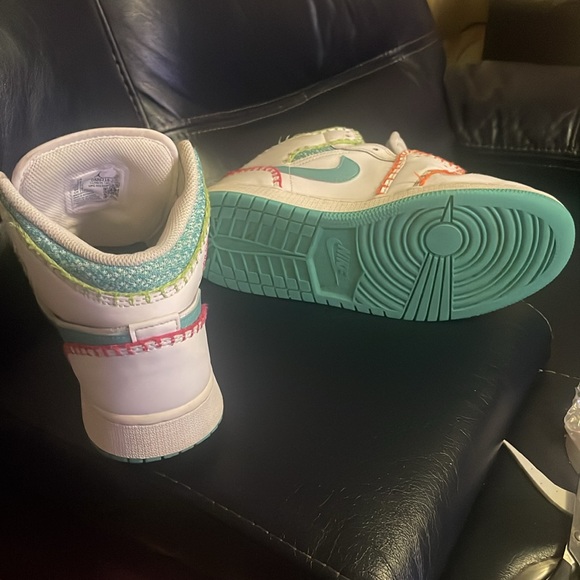 Ladies Mid Nike Air Jordan, size 7 - Picture 3 of 3